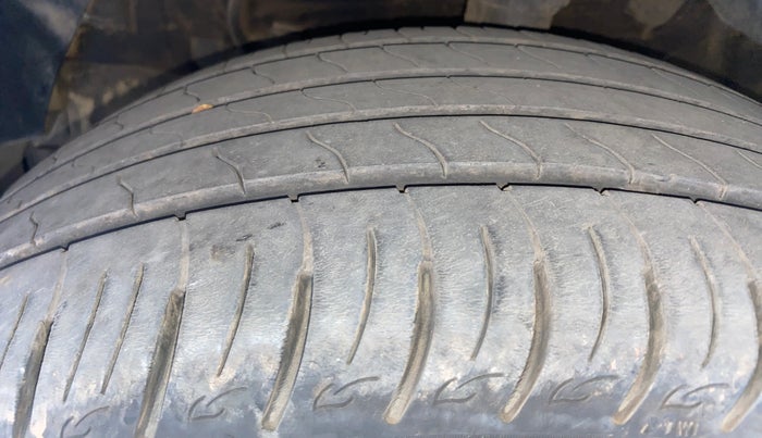2021 Mahindra XUV300 W8 (O) 1.2 PETROL, Petrol, Manual, 27,231 km, Left Front Tyre Tread