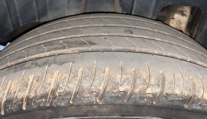 2021 Mahindra XUV300 W8 (O) 1.2 PETROL, Petrol, Manual, 27,231 km, Right Rear Tyre Tread