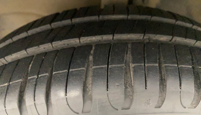 2011 Maruti Wagon R 1.0 VXI, Petrol, Manual, 24,697 km, Left Front Tyre Tread