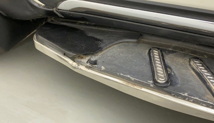 2021 Mahindra XUV500 W11(O), Diesel, Manual, 19,913 km, Left running board - Cladding has minor damage