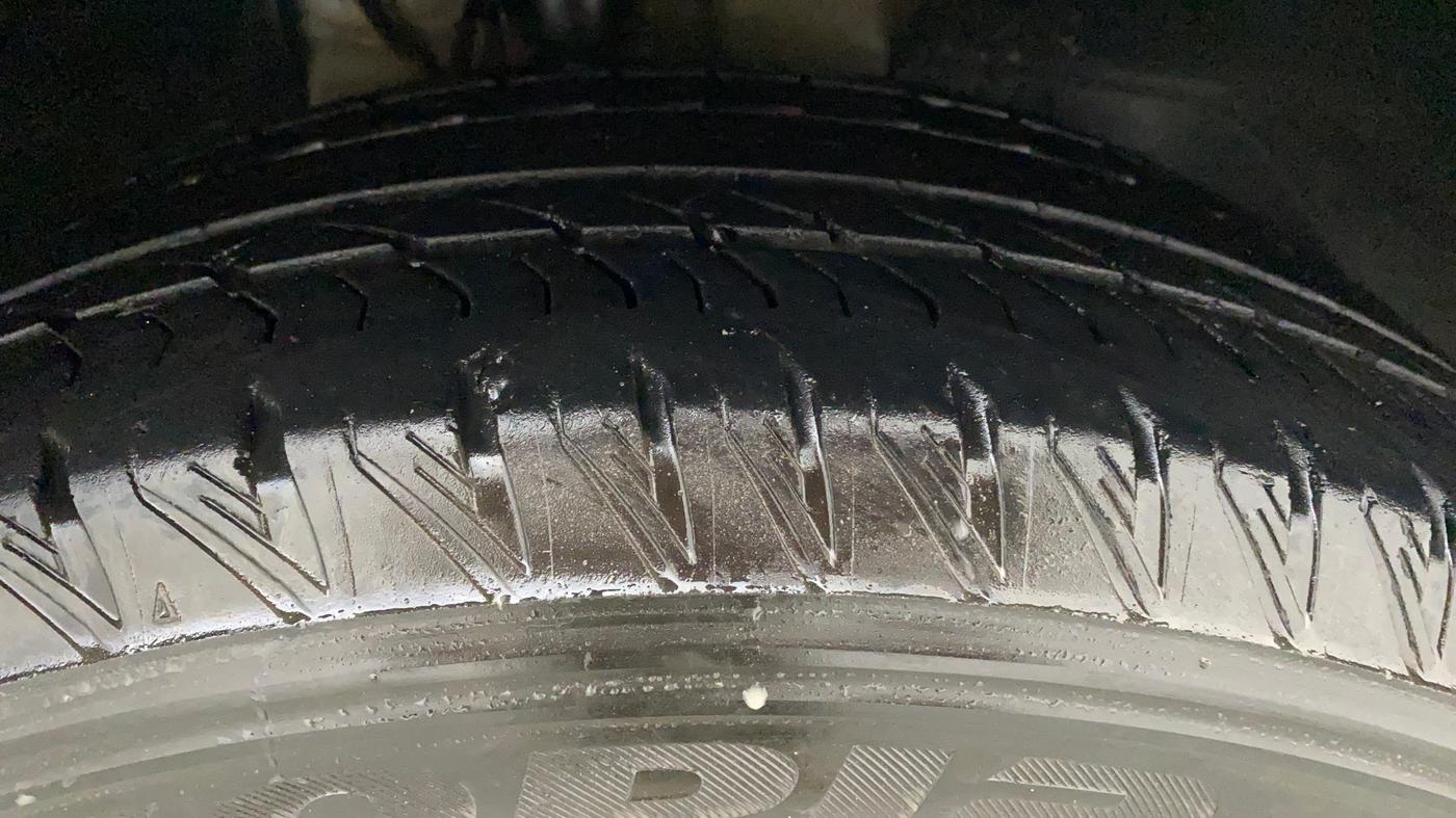 2021 Mahindra XUV500 W11(O), Diesel, Manual, 19,913 km, Right Front Tyre Tread