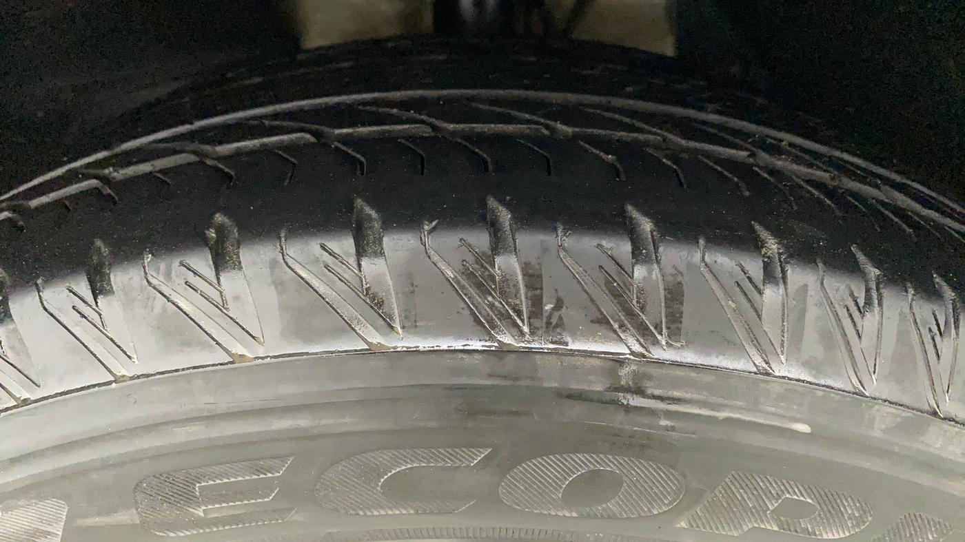 2021 Mahindra XUV500 W11(O), Diesel, Manual, 19,913 km, Left Front Tyre Tread
