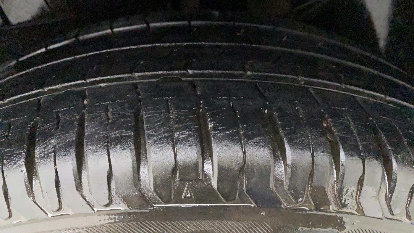 2017 Maruti Dzire ZXI Plus AMT, Petrol, Automatic, 38,226 km, Right Front Tyre Tread