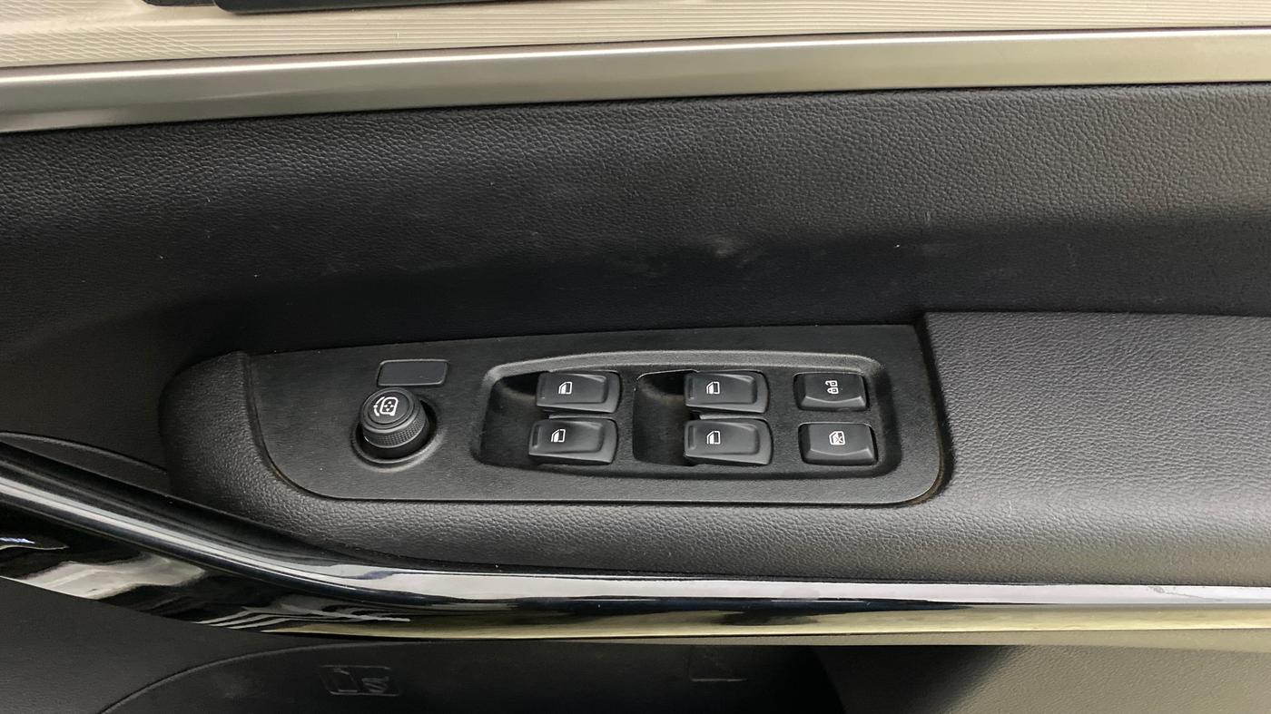2022 Mahindra XUV700 AX 5 P AT 5 STR, Petrol, Automatic, 26,584 km, Driver Side Door Panels Control
