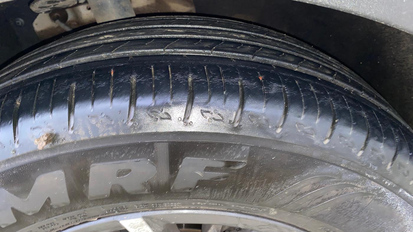 2022 Mahindra XUV700 AX 5 P AT 5 STR, Petrol, Automatic, 26,584 km, Right Front Tyre Tread