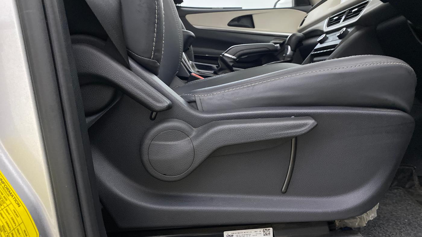 2022 Mahindra XUV700 AX 5 P AT 5 STR, Petrol, Automatic, 26,584 km, Driver Side Adjustment Panel