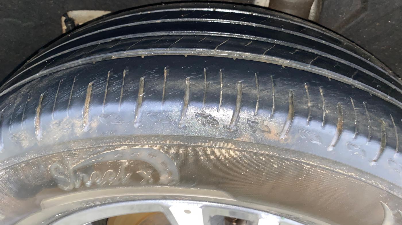 2022 Mahindra XUV700 AX 5 P AT 5 STR, Petrol, Automatic, 26,584 km, Left Rear Tyre Tread