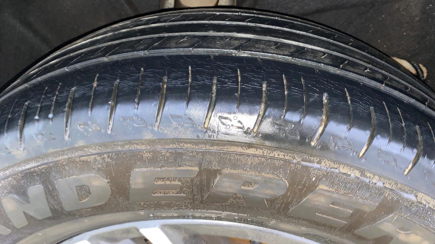 2022 Mahindra XUV700 AX 5 P AT 5 STR, Petrol, Automatic, 26,584 km, Right Rear Tyre Tread
