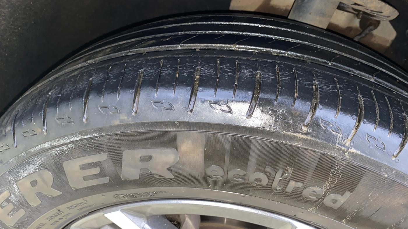 2022 Mahindra XUV700 AX 5 P AT 5 STR, Petrol, Automatic, 26,584 km, Left Front Tyre Tread