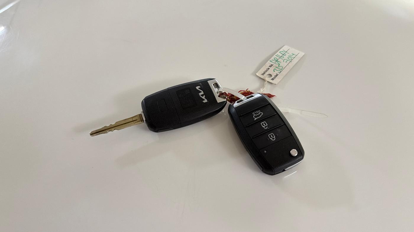2023 KIA CARENS PRESTIGE 1.5 PETROL 7 STR, Petrol, Manual, 41,520 km, Key Close Up