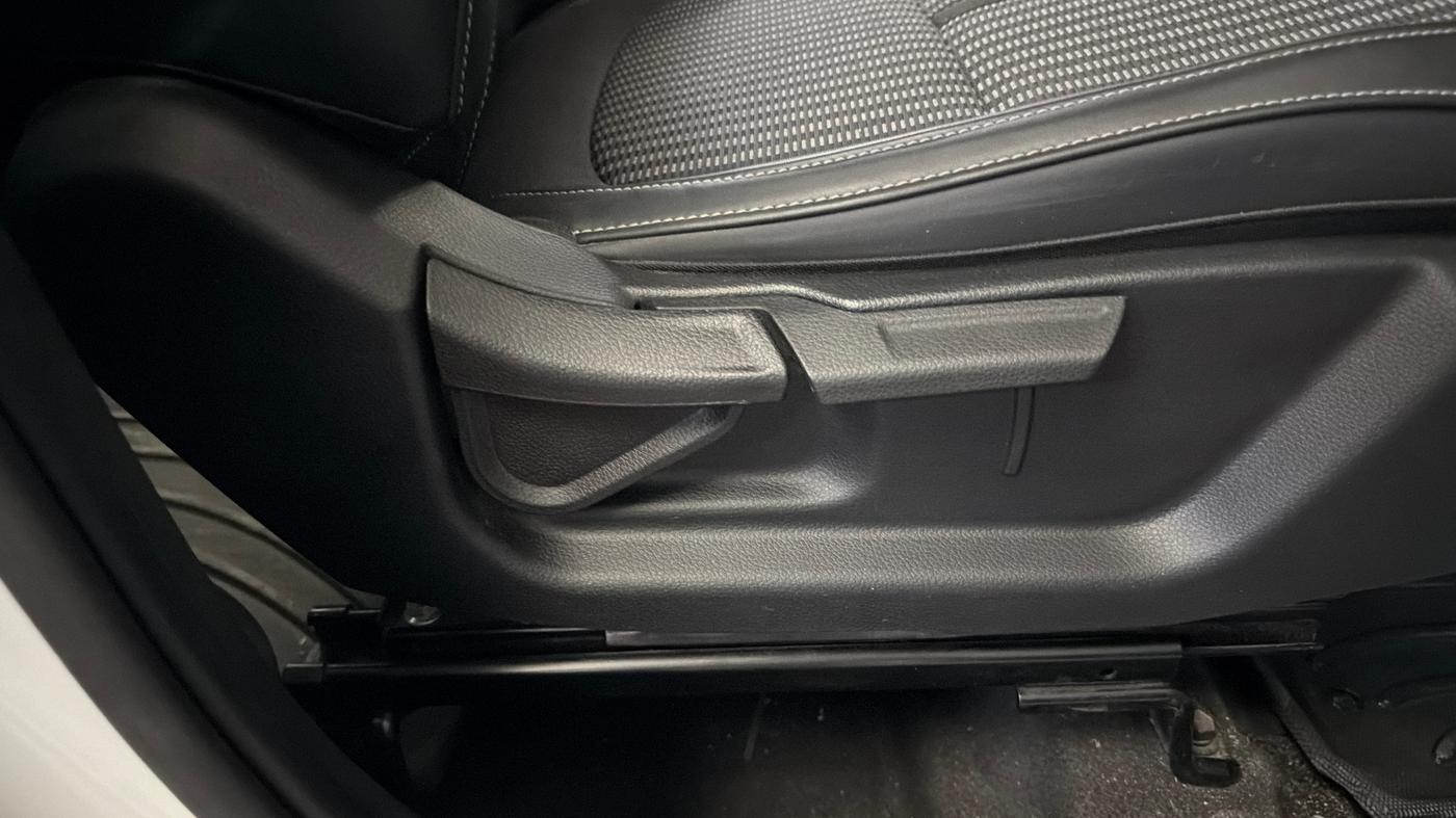 2023 KIA CARENS PRESTIGE 1.5 PETROL 7 STR, Petrol, Manual, 41,520 km, Driver Side Adjustment Panel