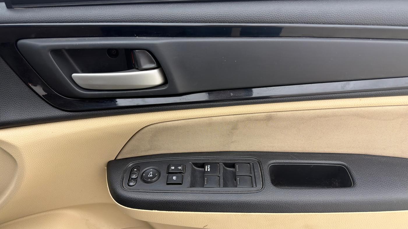2020 Honda Amaze 1.2L I-VTEC S, Petrol, Manual, 90,356 km, Driver Side Door Panels Control