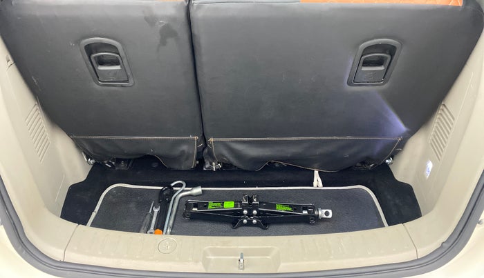 2018 Mahindra MARAZZO M6 8 STR, Diesel, Manual, 37,464 km, Boot Inside