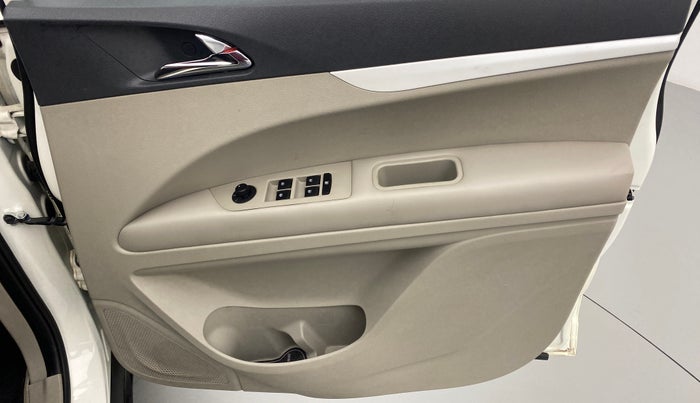 2018 Mahindra MARAZZO M6 8 STR, Diesel, Manual, 37,464 km, Driver Side Door Panels Control