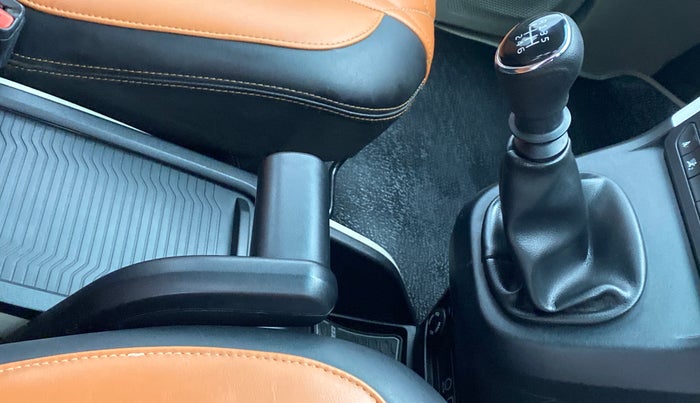 2018 Mahindra MARAZZO M6 8 STR, Diesel, Manual, 37,464 km, Gear Lever