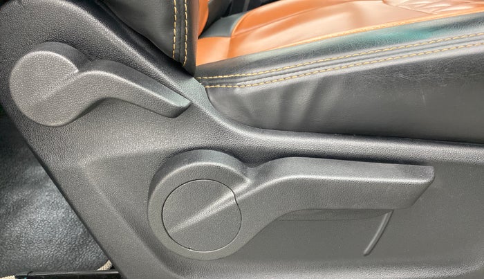 2018 Mahindra MARAZZO M6 8 STR, Diesel, Manual, 37,464 km, Driver Side Adjustment Panel