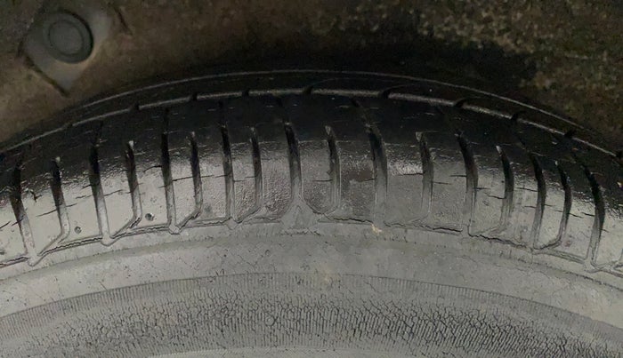 2010 Hyundai i10 MAGNA 1.2, Petrol, Manual, 24,908 km, Right Rear Tyre Tread