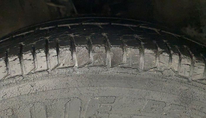 2010 Hyundai i10 MAGNA 1.2, Petrol, Manual, 24,908 km, Left Front Tyre Tread