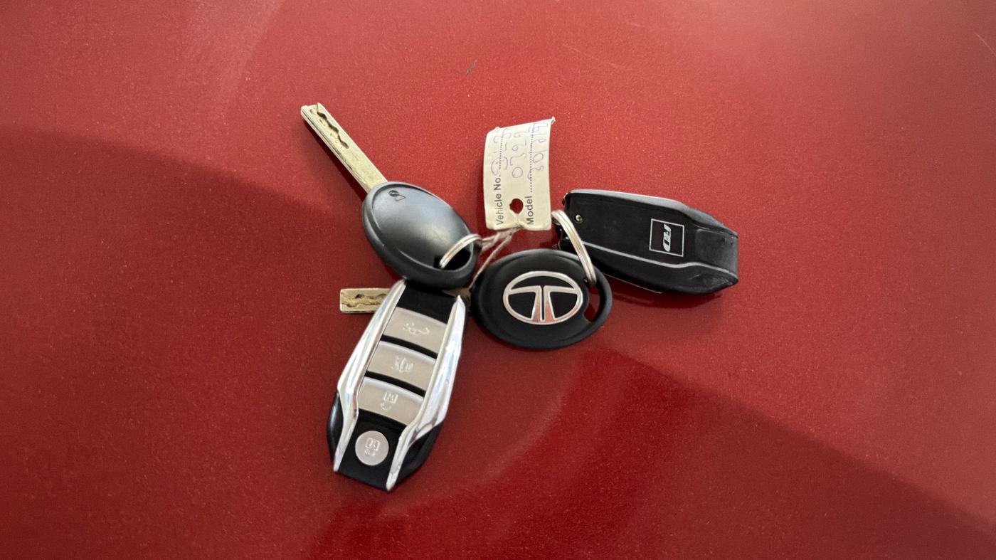 2020 Tata ALTROZ XE PETROL, CNG, Manual, 46,574 km, Key Close Up