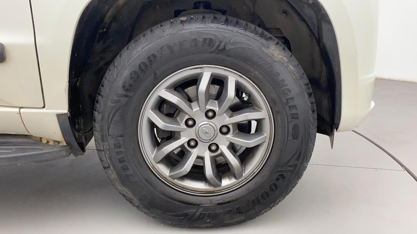 2017 Mahindra TUV300 T10, Diesel, Manual, 40,561 km, Right Front Wheel
