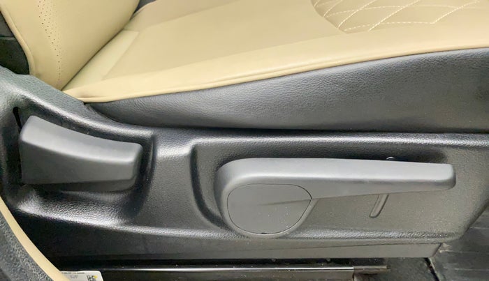 2017 Mahindra TUV300 T10, Diesel, Manual, 40,561 km, Driver Side Adjustment Panel