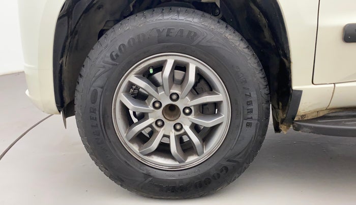 2017 Mahindra TUV300 T10, Diesel, Manual, 40,561 km, Left Front Wheel