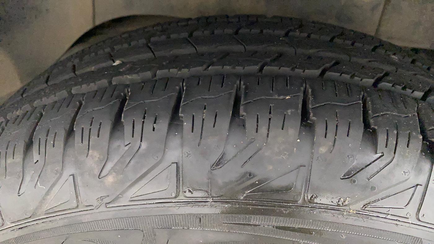 2017 Mahindra TUV300 T10, Diesel, Manual, 40,561 km, Right Rear Tyre Tread