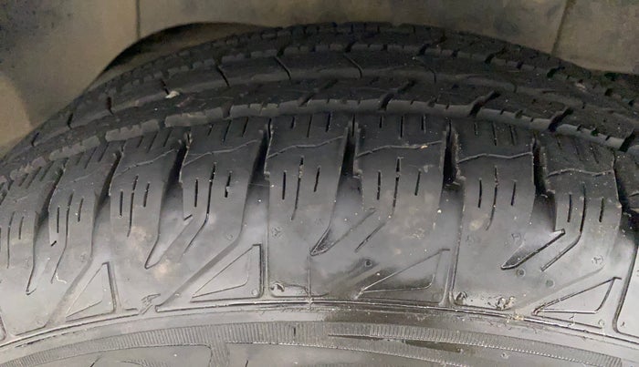 2017 Mahindra TUV300 T10, Diesel, Manual, 40,561 km, Right Rear Tyre Tread