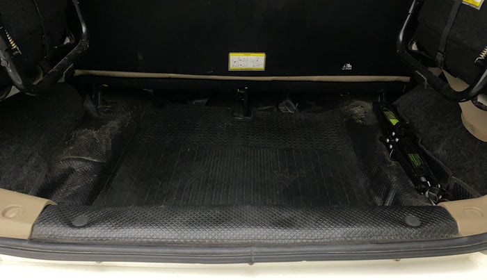 2017 Mahindra TUV300 T10, Diesel, Manual, 40,561 km, Boot Inside