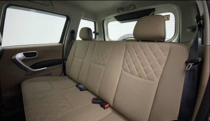 2017 Mahindra TUV300 T10, Diesel, Manual, 40,561 km, Right Side Rear Door Cabin