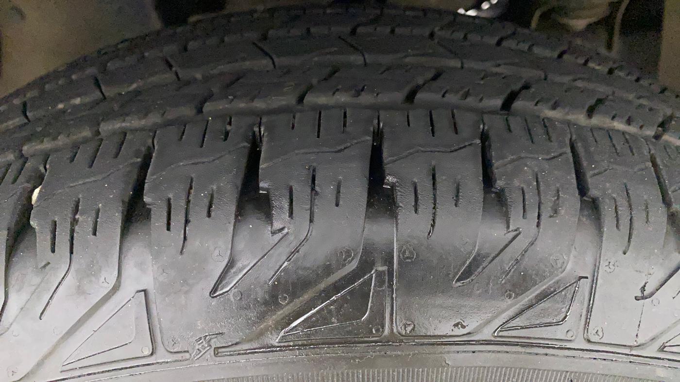 2017 Mahindra TUV300 T10, Diesel, Manual, 40,561 km, Right Front Tyre Tread