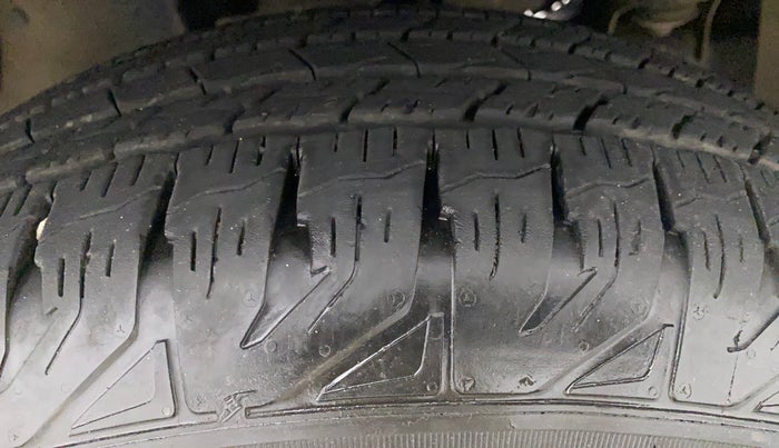 2017 Mahindra TUV300 T10, Diesel, Manual, 40,561 km, Right Front Tyre Tread