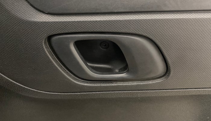 2017 Renault Kwid RXT 1.0, Petrol, Manual, 39,855 km, Driver Side Door Panels Control