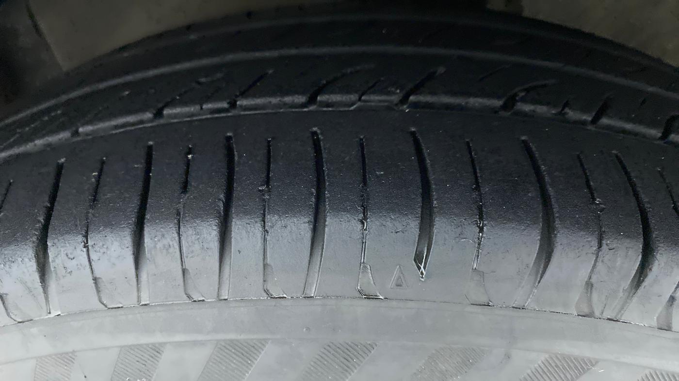 2010 Maruti Swift VXI, Petrol, Manual, 97,645 km, Left Front Tyre Tread