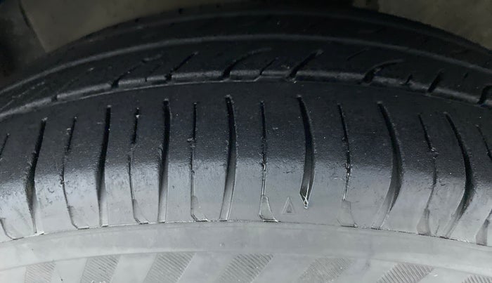 2010 Maruti Swift VXI, Petrol, Manual, 97,645 km, Left Front Tyre Tread