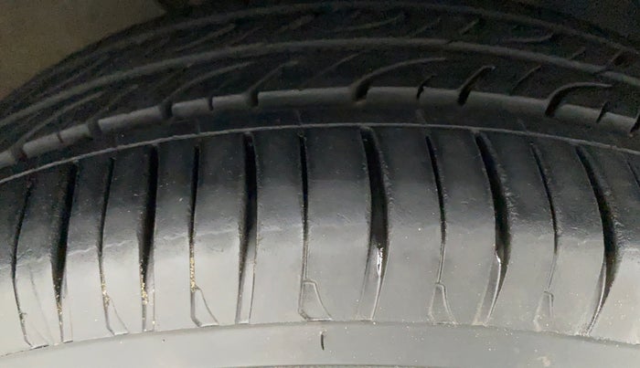 2013 Volkswagen Vento HIGHLINE PETROL, Petrol, Manual, 77,461 km, Right Front Tyre Tread