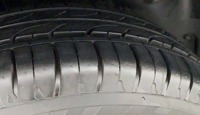 2013 Volkswagen Vento HIGHLINE PETROL, Petrol, Manual, 77,461 km, Right Rear Tyre Tread
