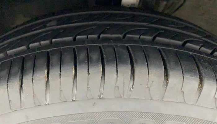 2013 Volkswagen Vento HIGHLINE PETROL, Petrol, Manual, 77,461 km, Left Front Tyre Tread