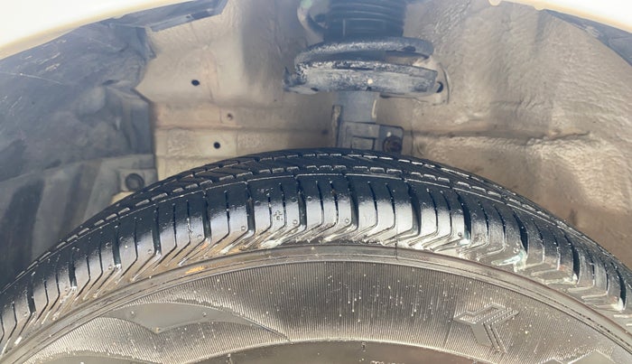 2014 Maruti Swift VXI, Petrol, Manual, 77,790 km, Left Front Tyre Tread