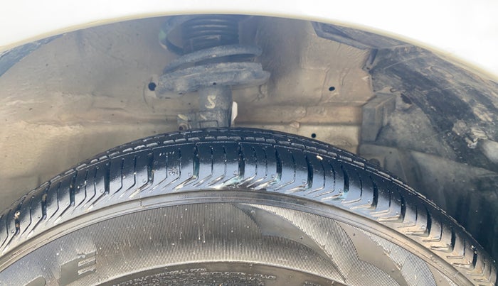 2014 Maruti Swift VXI, Petrol, Manual, 77,790 km, Right Front Tyre Tread