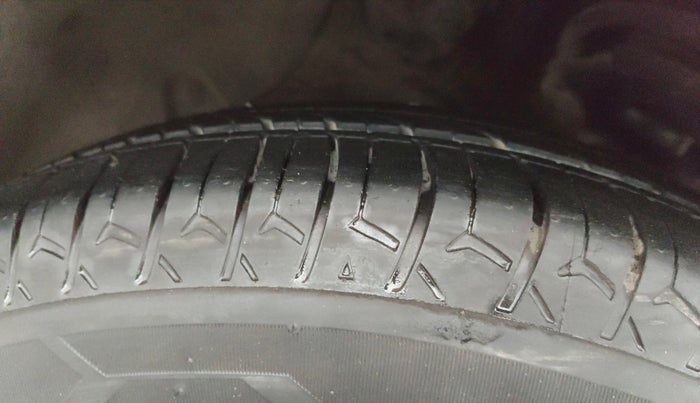 2015 Hyundai Grand i10 MAGNA 1.2 KAPPA VTVT, CNG, Manual, 62,838 km, Left Front Tyre Tread