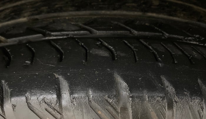 2023 Mahindra XUV700 AX 7 LUXURY P AT 7 STR, Petrol, Automatic, 25,257 km, Right Front Tyre Tread