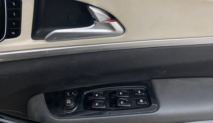 2023 Mahindra XUV700 AX 7 LUXURY P AT 7 STR, Petrol, Automatic, 25,257 km, Driver Side Door Panels Control