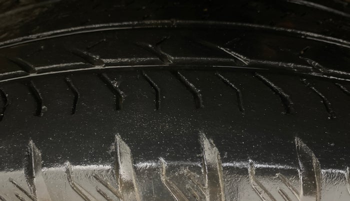 2023 Mahindra XUV700 AX 7 LUXURY P AT 7 STR, Petrol, Automatic, 25,257 km, Left Front Tyre Tread