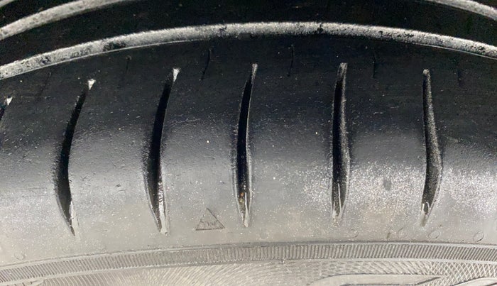 2017 Ford New Figo TITANIUM 1.2 PETROL MT, Petrol, Manual, 73,881 km, Left Front Tyre Tread