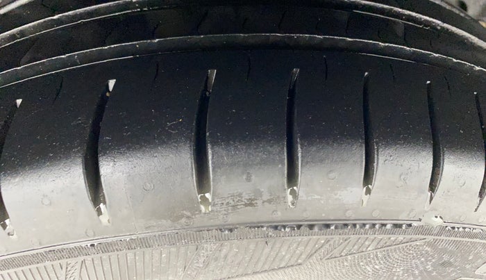 2017 Ford New Figo TITANIUM 1.2 PETROL MT, Petrol, Manual, 73,881 km, Right Rear Tyre Tread