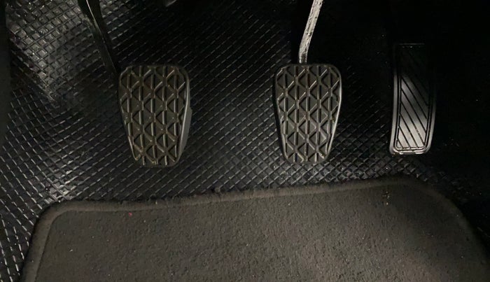 2017 Ford New Figo TITANIUM 1.2 PETROL MT, Petrol, Manual, 73,881 km, Pedals