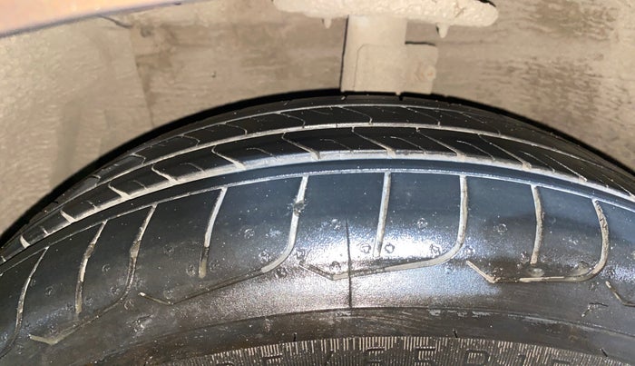 2014 Maruti Ciaz VXI, Petrol, Manual, 45,312 km, Left Front Tyre Tread