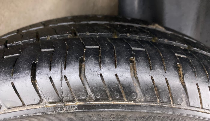 2014 Maruti Ritz ZXI, Petrol, Manual, 94,681 km, Left Rear Tyre Tread