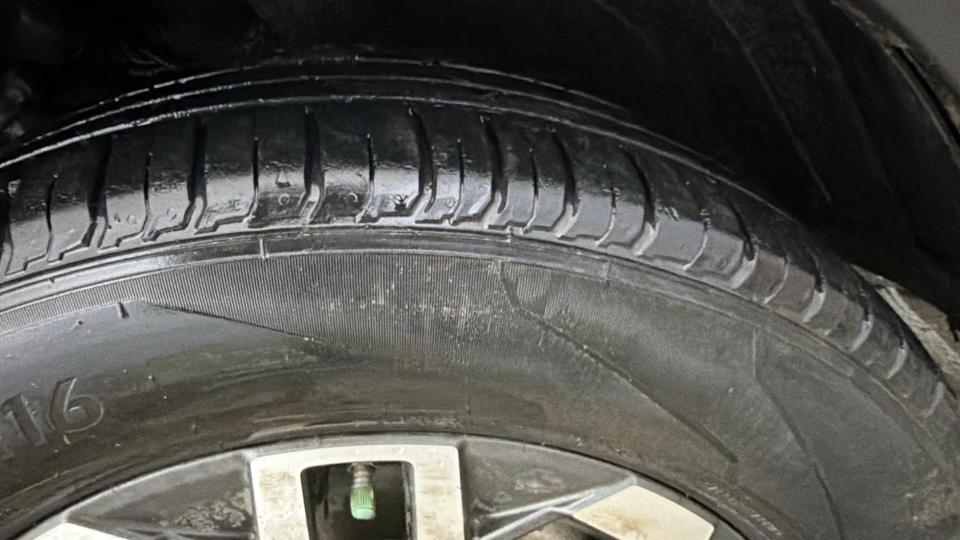2023 Hyundai VENUE SX (O) 1.0 TURBO DCT, Petrol, Automatic, 64,119 km, Right Front Tyre Tread